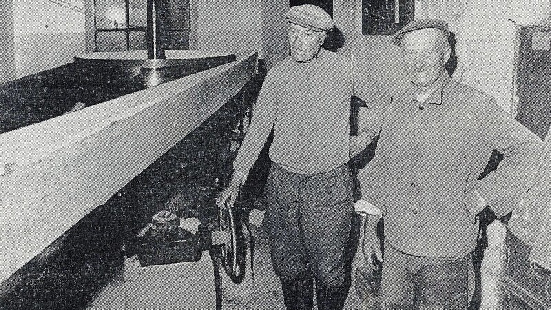 Mathias Wallner von der Schierlinger Obermühle war 1921 der erste, der Turbine für die Stromerzeugung wartete und pflegte. Das Foto aus dem Jahre 1980 zeigt auch seinen Bruder Josef sowie einen Teil der - in manchen Bereichen seit 1920 unveränderten - technischen Anlagen.