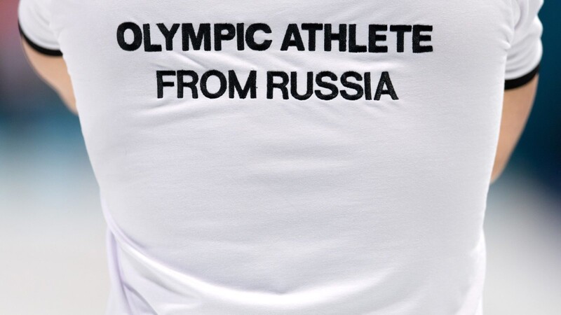 Ein russischer Athlet trägt den Schriftzug des Teams "Olympische Athleten aus Russland" (OAR) auf dem Rücken im Spiel gegen die USA.