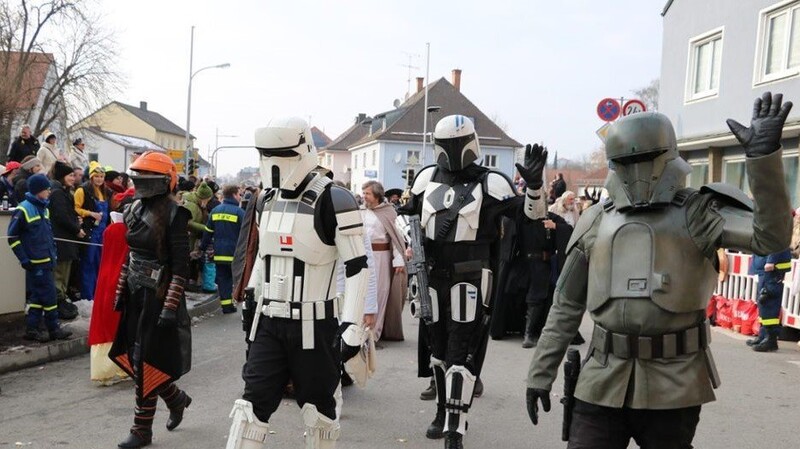 Beim Faschingszug in Bogen in diesem Jahr waren auch wieder Mitglieder von den SciFi-Narischen mit dabei und erfreuten in Kostümen aus dem Star-Wars-Universum kleine und große Besucher.