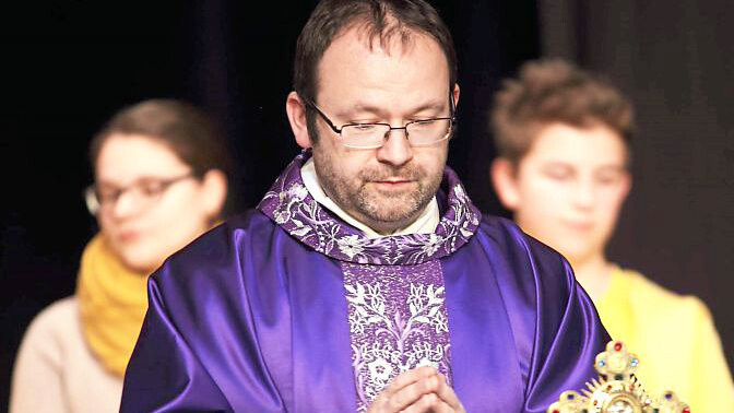 Eine zusätzliche Aufgabe als Pfarradministrator in Freising muss Pfarrer Stephan Rauscher jetzt stemmen.