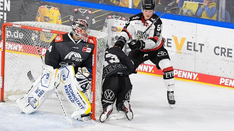 Die Krefeld Pinguine (schwarze Trikots) stolpern schon nach drei Spielen in der Deutschen Eishockeyliga (DEL) Richtung Abstieg.