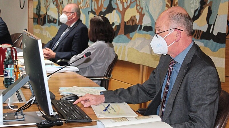 Kreiskämmerer Konrad Nagl stellte den Mitgliedern des Kreisausschusses den Haushalt 2021 vor.