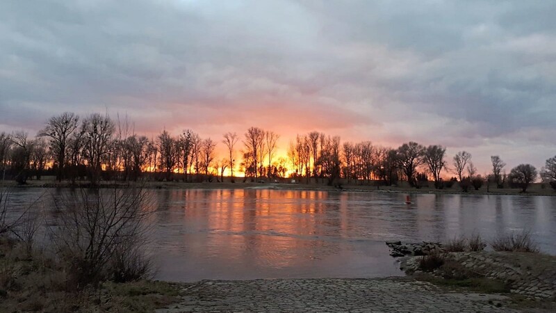 Eine nachdenkliche Gebetsstunde im Abendlicht der untergehenden Sonne gab es am Donauufer in Niederalteich.