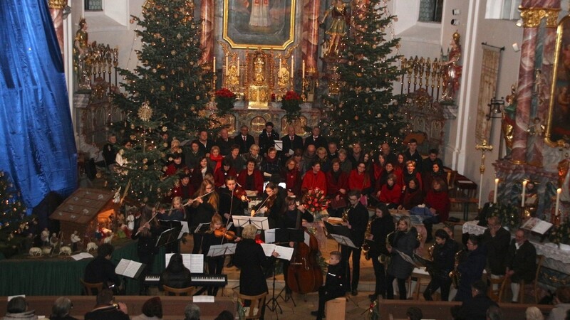 Die Volksmusikgruppen ließen das Weihnachtssingen in der Pfarrkirche wieder zu einem ganz besonderen Erlebnis werden.