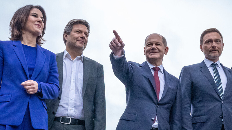 Olaf Scholz (SPD, 2. v. r.) gibt als Kanzler künftig die Richtung vor. Aber das ändert nichts daran, dass seine Partei, die FDP von Christian Lindner (r.) sowie die Grünen von Annalena Baerbock und Robert Habeck weiterhin grundsätzlich unterschiedliche Politikansätze verfolgen.