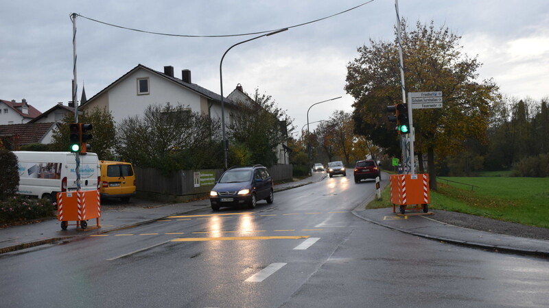 Seit Anfang Oktober erleichtert eine mobile Verkehrsampel an der Vilsbiburger Straße den Fußgängern die Überquerung der Straße.