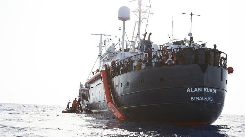 Die Besatzung der "Alan Kurdi" hat am Montag nach eigenen Angaben erneut Flüchtlinge im Mittelmeer gerettet. (Symbolbild)