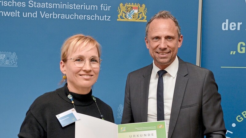 Am Montag überreichte Bayerns Umweltminister Thorsten Glauber Urkunde und Anstecknadel an Dr. Stefanie Beier. Sie freue sich sehr über die Auszeichnung, sagt die Lehrerin.