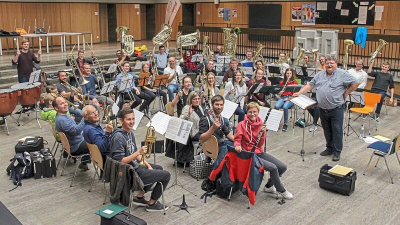 Zu neuer Größe angewachsen ist das Blasorchester des Musikvereins, nachdem Rainer Hirsch (am Pult) den Dirigentenstab übernommen hat.