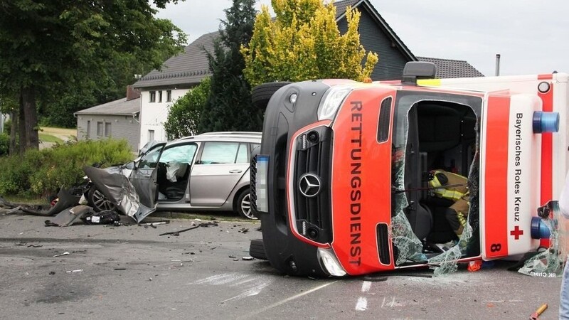 Nach dem Unfall mit einem Sanka in Windischbergerdorf sucht die Polizei nach Zeugen.