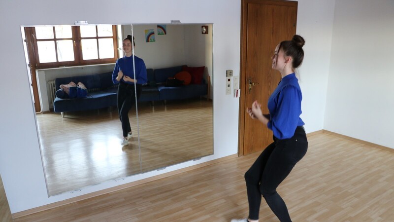 Zu Hause übt Marlene Eigslperger vor einem Spiegel, um die Bewegungen besser kontrollieren zu können.