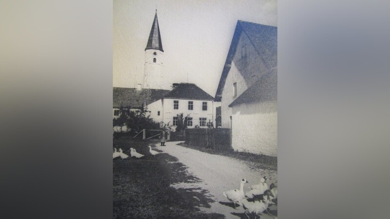 Im Jahr 1878 besuchten die Altdorfer Kinder noch die alte Schule direkt bei der Nikolakirche (Bildmitte). In den siebziger Jahren wurde das Gebäude dann abgebrochen.