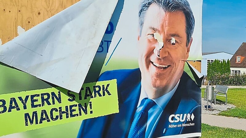 Stark ramponiert: Auch Plakate von Markus Söder trifft es, wobei laut CSU sehr häufig Plakate von Armin Laschet beschädigt werden.