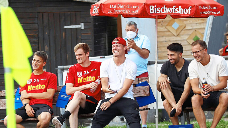 Jan Elvedi hat nicht nur beim Testspiel seines SSV Jahn Regensburg sichtlich gute Laune. Auch die Schweizer Nationalmannschaft rund um seinen Bruder Nico macht ihn mächtig stolz.