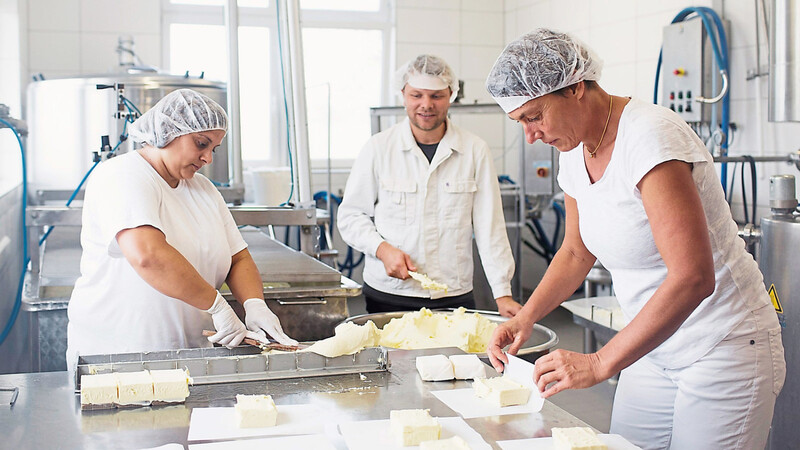 Auf seinem Betrieb in Garching an der Alz verarbeitet Franz Obereisenbuchner die Bio-Heumilch seiner eigenen 50 Kühe zu Butter, Joghurt und Käse.