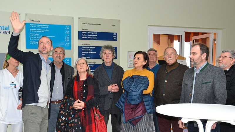 Ilmtalklinik-Geschäftsführer Ingo Goldammer (links) empfing die SPD-Delegation im Foyer des Mainburger Krankenhauses, von wo aus die Besucher den Weg eines Patienten durch das Haus nachvollziehen konnten.