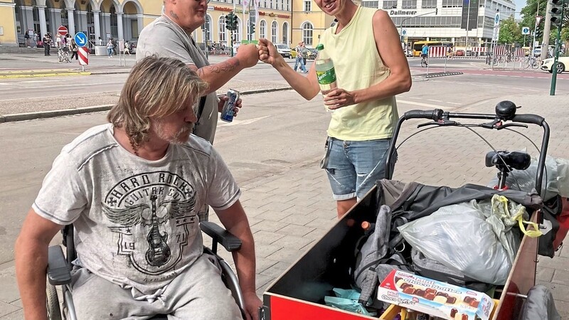 Streetworker Ben Peter verteilt Getränke.
