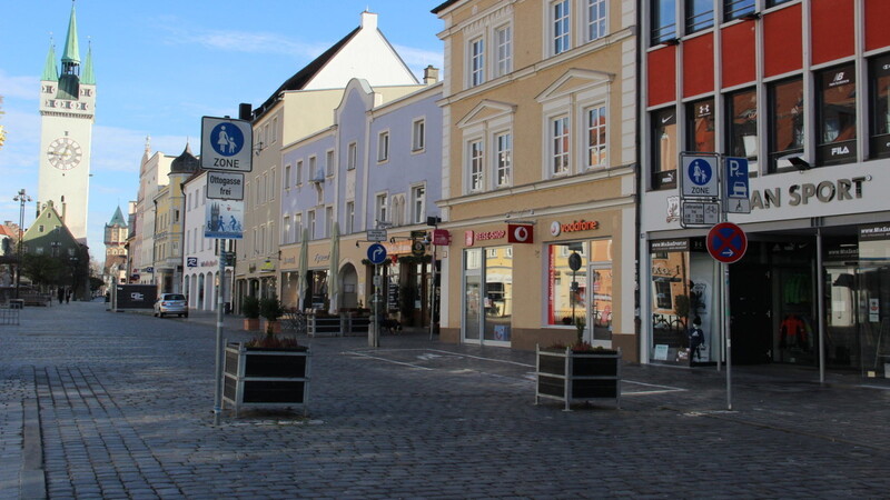 Die Situation am Theresienplatz: Unmittelbar nach Beginn der Fußgängerzone dürfen Autos noch in die Ottogasse abbiegen.