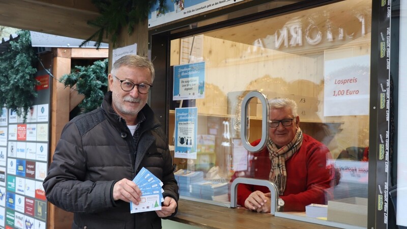 Wolfgang Seitz (links) gefällt am Losverkauf vor allem die Gemeinschaft, die unter Josef Stelzl (rechts) dahintersteht, und anderen Leuten eine Freude zu bereiten.
