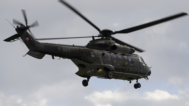 Mit einem solchen Super Puma-Helikopter werden die Stützen transportiert.