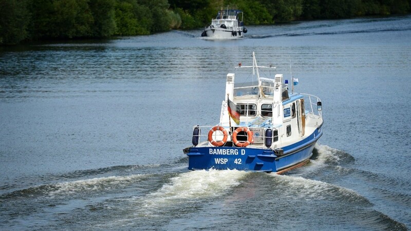 Ein Schiff hatte sich am Montag am Ufer der Donau bei Bogen festgefahren. (Symbolbild)
