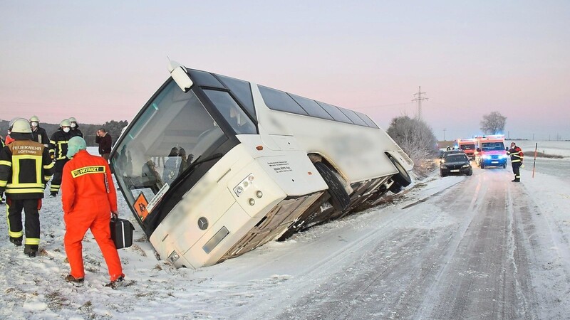 Auf schneeglatter Straße ist am Freitagmorgen ein Schulbus in den Graben gerutscht.