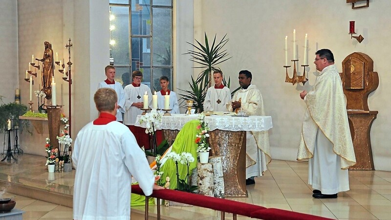 Am Freitagabend verabschiedete sich Pater Victor mit einem feierlichen Gottesdienst von der Pfarrgemeinde Sankt Martin.  Foto: