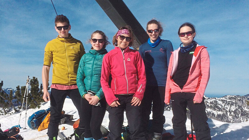 Vom Gipfelkreuz aus genossen die Skitourengeher des Alpenvereins bei besten Bedingungen den herrlichen Ausblick.