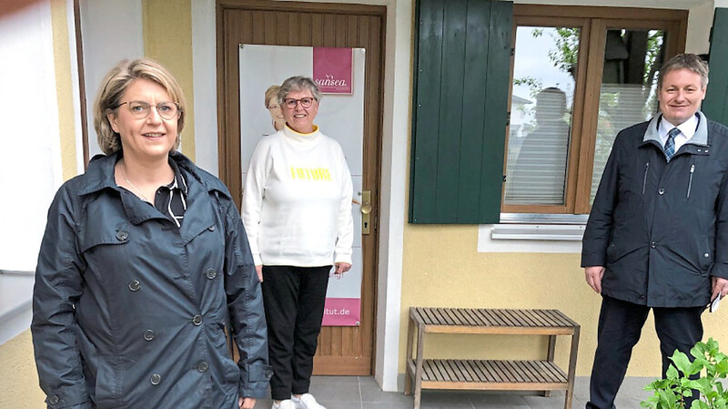 MdL Josef Zellmeier informierte sich beim Besuch mit der stellvertretenden Handwerksmeisterin Daniela Zorn (links) bei Ulrike Waldenfels in Oberschneiding über die aktuelle Situation.