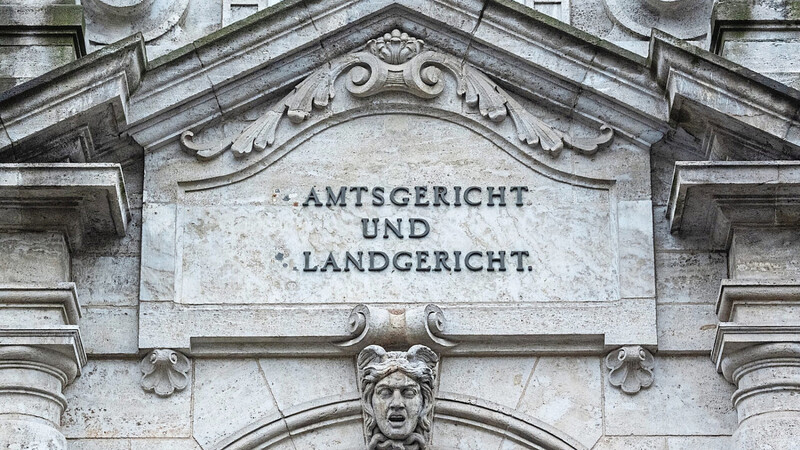 Sechs mutmaßliche Täter stehen ab 11. Mai vor dem Landgericht Regensburg. Ihnen wird schwerer Bandendiebstahl in 22 Fällen zur Last gelegt. (Symbolbild)