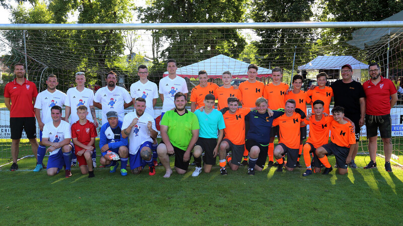 Die Teams Webasto (weiße Trikots) und Jungkolping (orange) nach dem Finale mit TV Abteilungsleiter Holger Bursian (rechts) und Turnierleiter Christoph Rohrmayer (links) sowie den Schiedsrichtern (Mitte). Marktmeister wurde Jungkolping.