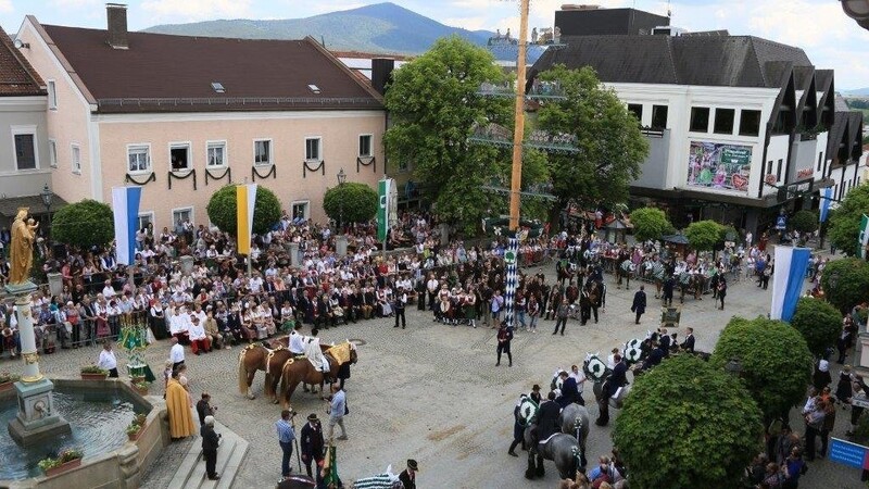 Auf dem Platz vor Sankt Veit nehmen die Reiter ihre Ehrungen entgegen.