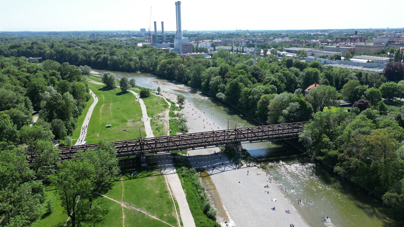 1871 eröffnete Stahlkonstruktion: Die historische Braunauer Eisenbahnbrücke quert die Isar unweit des Heizkraftwerks Süd.