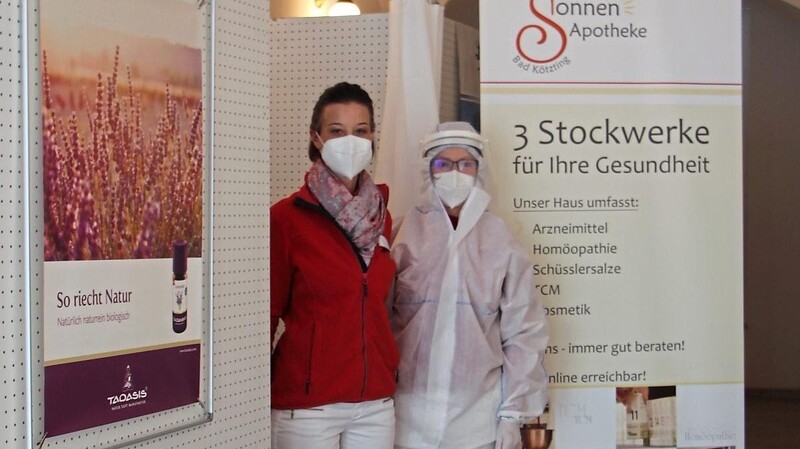Stefanie Henke und Corinna Stoiber im neu eingerichteten Testzentrum an der Marktstraße. Zwei Test-Kabinen stehen dort zur Verfügung.