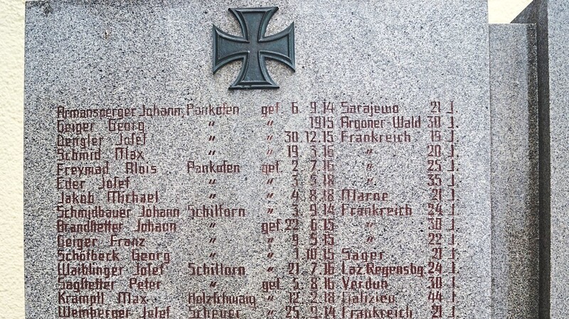 Das erste Kriegerdenkmal in Pankofen wurde am 27. Juni 1920 eingeweiht. Die Namen der Gefallenen des Ersten Weltkriegs waren darauf zu lesen. Sie befinden sich auch auf dem heutigen Denkmal. 22 Vereine aus dem weiten Umkreis nahmen an der Feier teil.