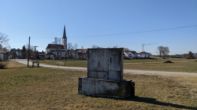 Eine der Abwasser-Pumpstationen auf dem Weg von Vilsheim nach Münchsdorf befindet sich auf der Höhe von Gundihausen.