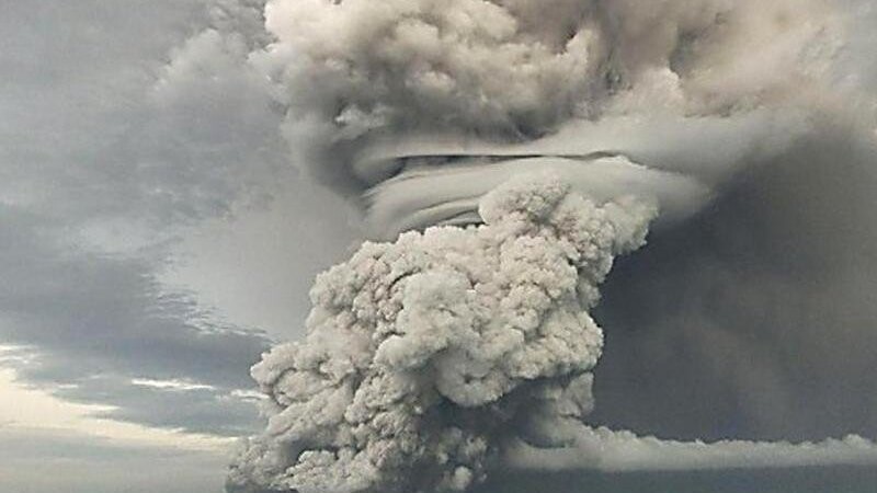 Über dem Vulkan Hunga Ha'apai steigt eine große Asche-, Dampf- und Gaswolke über dem Meeresspiegel auf.
