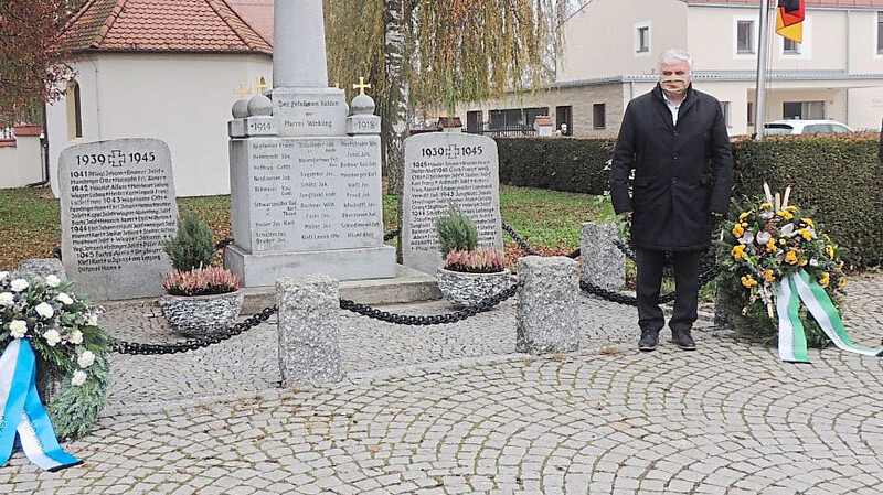 KSK-Vorsitzender Siegfried Janker, Bürgermeister Ludwig Waas, dessen Stellvertreter Dominik Langner und Andreas Hofbauer (von links) am Kriegerdenkmal in Niederwinkling.
