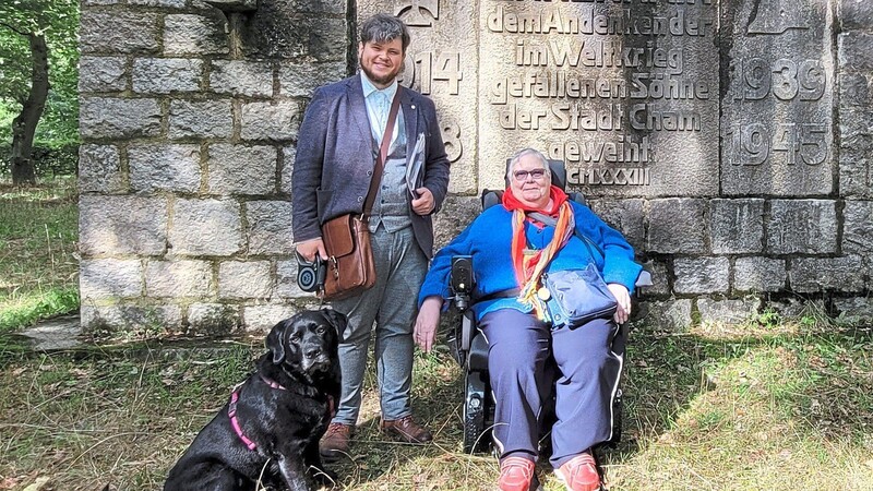 Stadtrat Florian Gruber, Inklusionsbotschafterin Ursula Lethe und Hund Otti am Tag des offenen Denkmals am Ehrenhain.