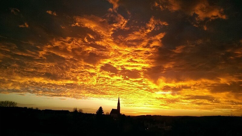 Sonnenuntergang am Himmel über Bayern. Fotografiert von idowa-Leserin Martina Eckl.