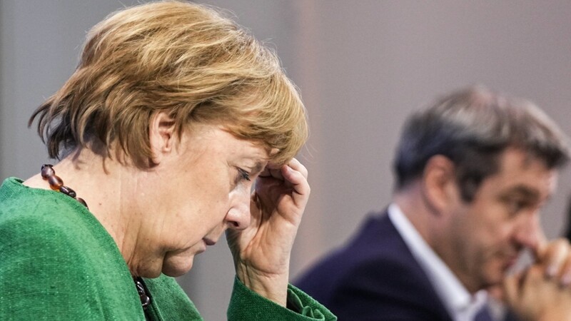 Bundeskanzlerin Angela Merkel und Bayerns Ministerpräsident Markus Söder nehmen an einer Pressekonferenz im Kanzleramt nach den Beratungen von Bund und Ländern teil. Beinahe wäre die gemeinsame Linie in der Pandemiebekämpfung am Thema Urlaub gescheitert.