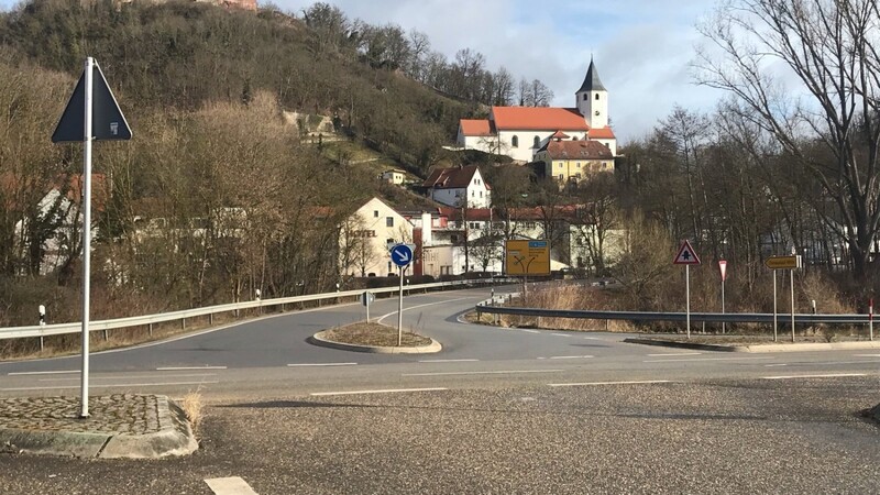 Der CSU-Ortsverband schlägt vor, an der viel befahrenen Kreuzung Donaustauf-Mitte im nächsten Jahr eine provisorische Probeampel aufzustellen - und so die Berechnungen der Gutachter in der Realität zu testen.