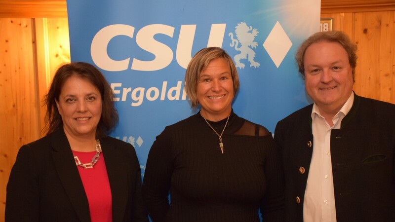 Anja Puchinger (M.) wurde zur neuen Schatzmeisterin des CSU-Ortsverbands Ergolding gewählt. Es gratulierten unter anderem CSU-Ortsvorsitzende Martina Hammerl und Landtagsabgeordneter Helmut Radlmeier.