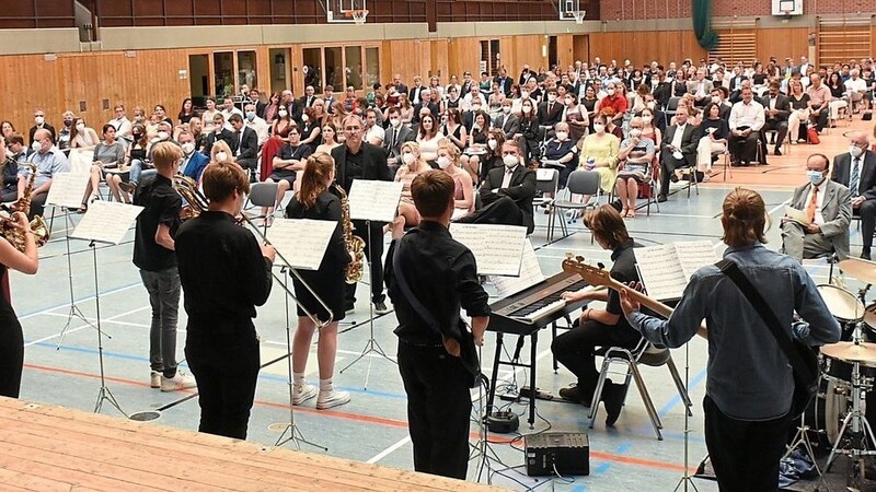 Die neu formierte MMG-Bigband sorgte am Freitag für den musikalischen Rahmen in der Vilstalhalle, in der die Abiturienten und ihre Eltern nebst einigen Ehrengästen den erforderlichen Abstand halten konnten.