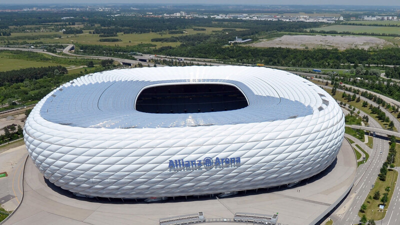 Die Allianz Arena in München-Fröttmaning gehört zwar nicht zu den größten Stadien der Welt, bei Spielen leuchtet sie aber: bei Bayern-Spielen in Rot, bei Spielen des TSV 1860 München in blau. (Foto: Marc Müller/dpa)