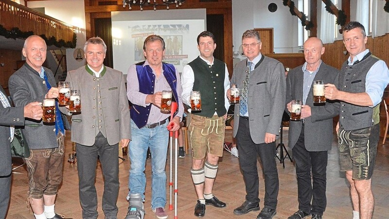 Die Verantwortlichen stießen mit dem neuen Festwirt Robert Schmidt (Vierter von links) und Brauereidirektor Johannes Rauchenecker (rechts deneben) auf das Gelingen des Pfingstvolksfests an.  Foto: pk