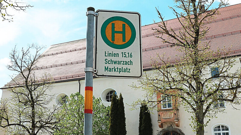 Haltestelle der Linien 15 und 16: Warum Schwarzach nicht besser in Richtung Deggendorf angebunden ist, fragt eine Bewohnerin.