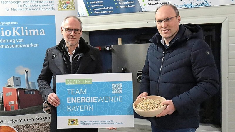 Geschäftsführer Marco Pongratz von der "TopClean"-Wäscherei erhielt vom Bayerischen Wirtschaftsministerium die Auszeichnung "Gestalter im Team Energiewende Bayern" für die Umstellung auf ein Biomasseheizwerk. Mit auf dem Bild ist der stellvertretende Leiter des Technologie- und Förderzentrums, Emanuel Schlosser.