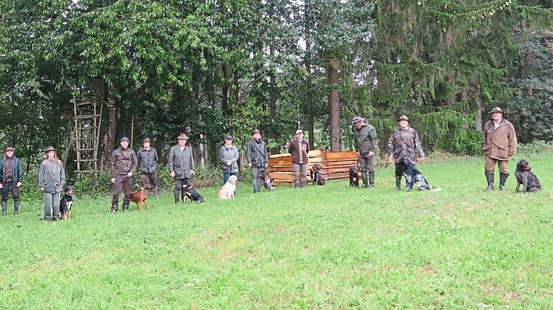 Da haben Hunde und Hundeführer gut zusammengearbeitet: Alle Teilnehmer bestanden die Jagdhundeführerprüfung.