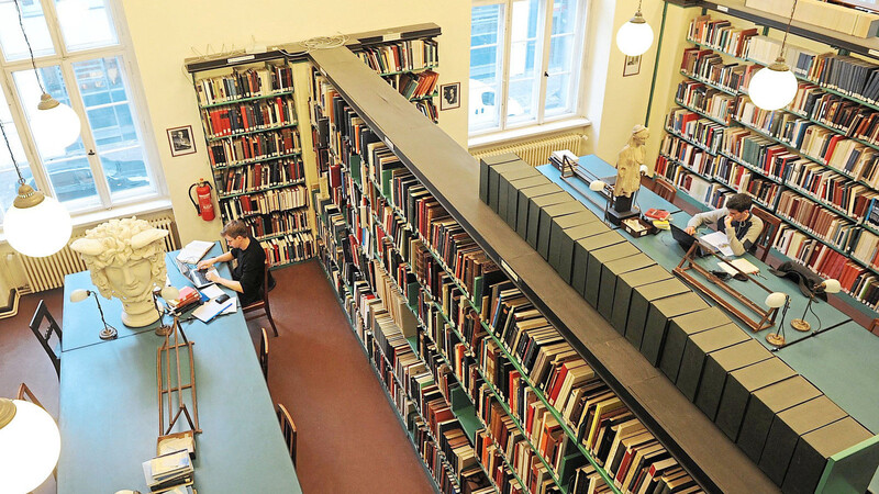 Vereinzelt arbeiten Studenten in der Zweigbibliothek für klassische Archäologie im Hauptgebäude der Humboldt-Universität zu Berlin an ihren Notebooks. Viele Studiengänge sind auch an den bayerischen Universitäten in den vergangenen 20 Jahren gestrichen worden.